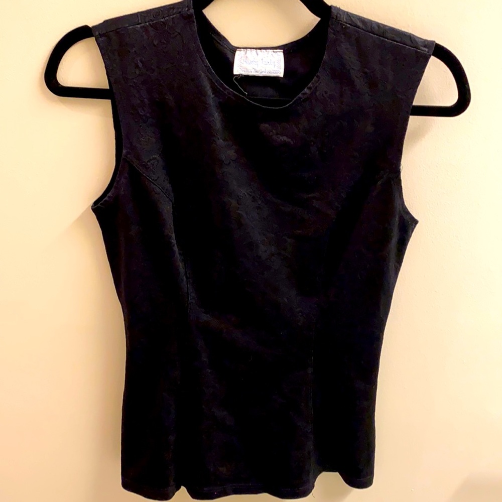 Black lace-print sleeveless top